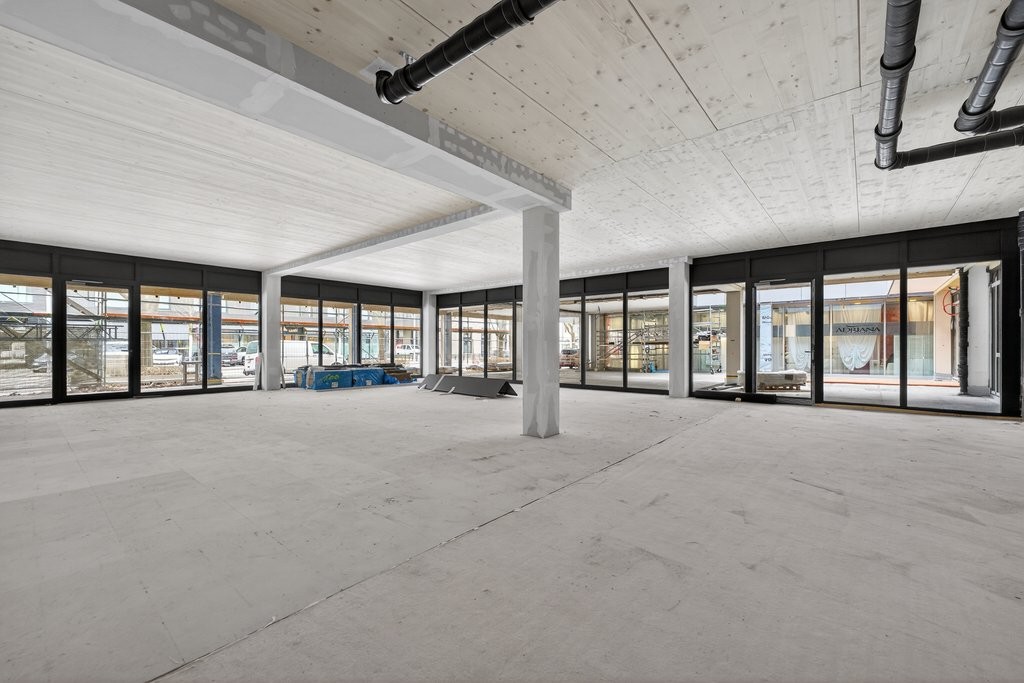 270m² shop