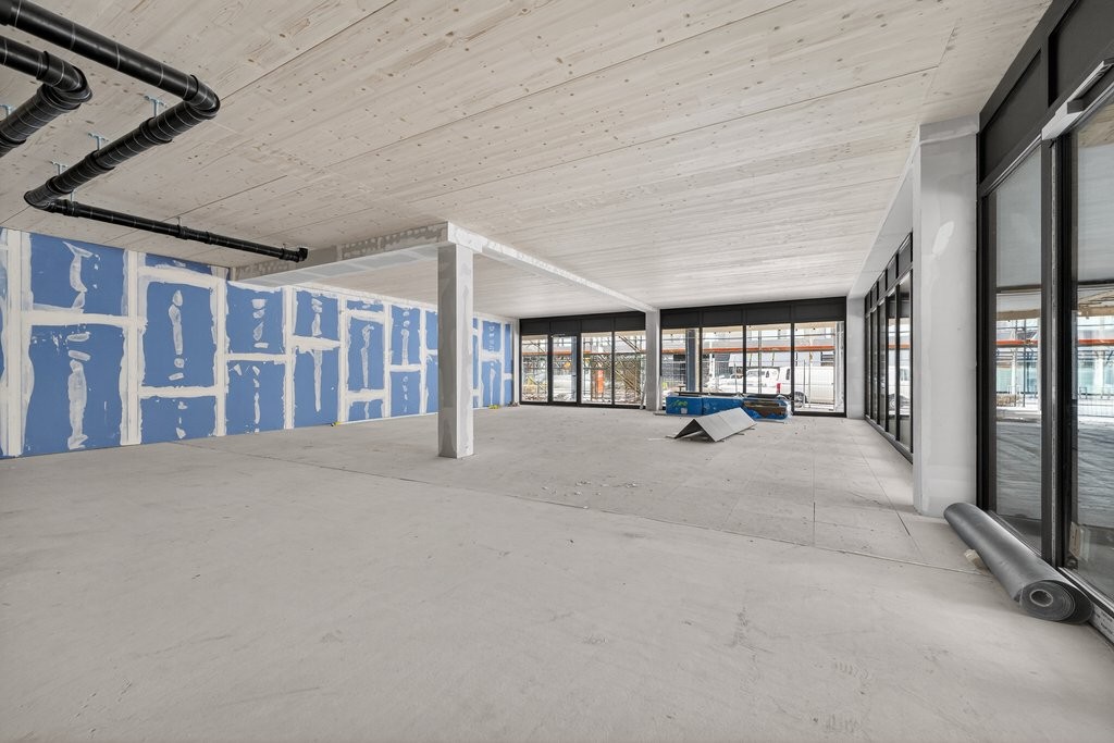 270m² shop