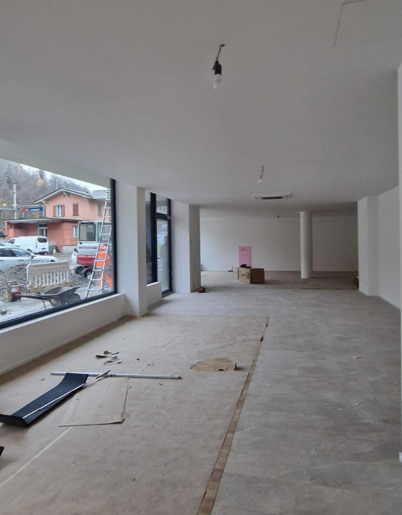 150m² commercial