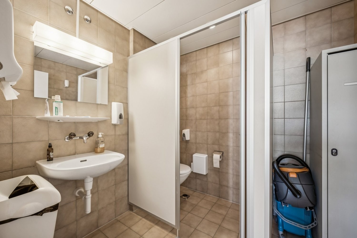 179m² office