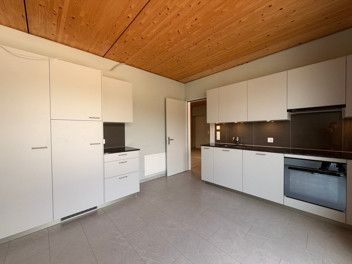 128m² office