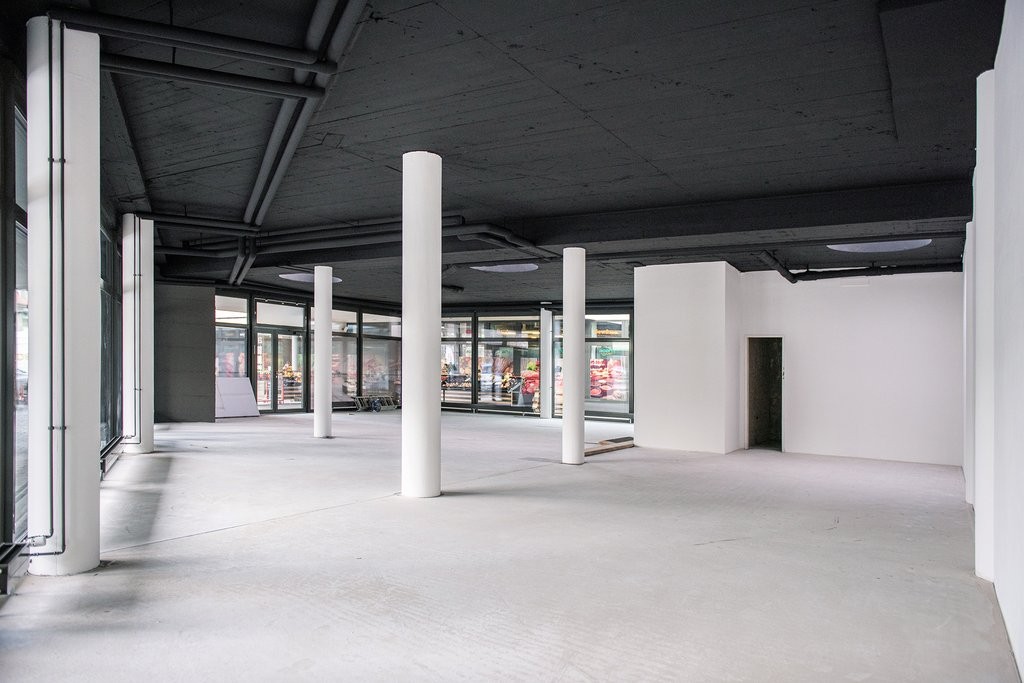 179m² shop