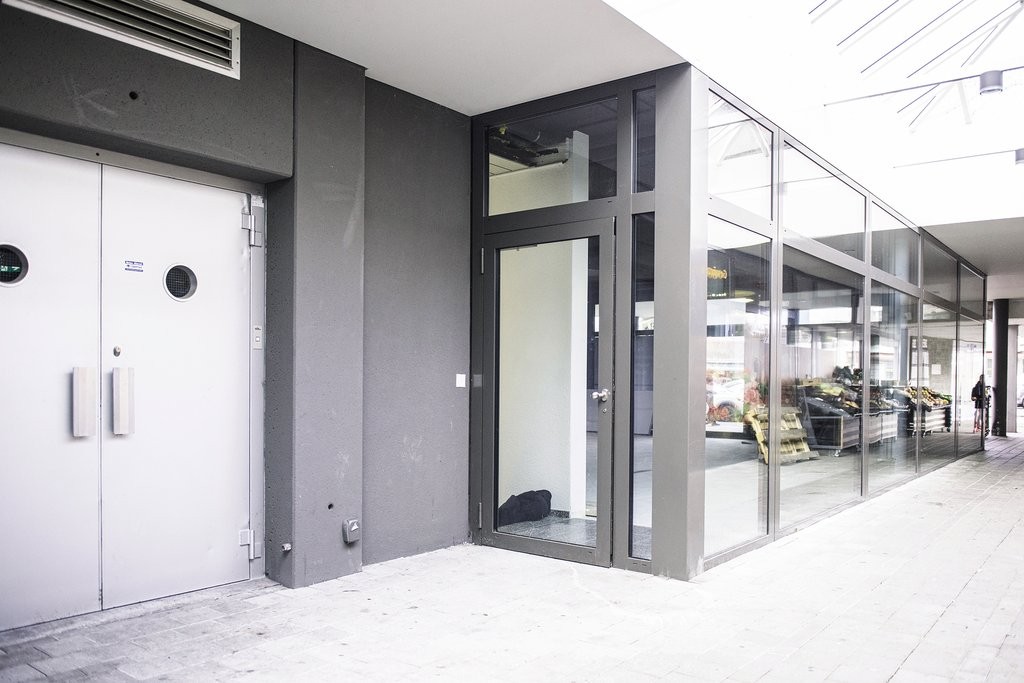 179m² shop