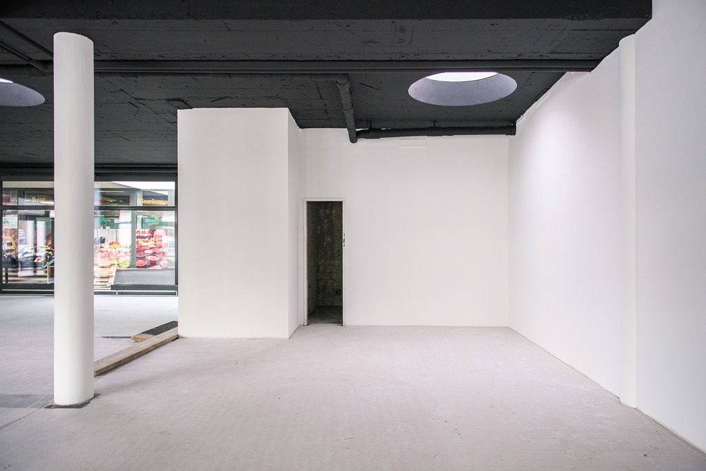 179m² shop