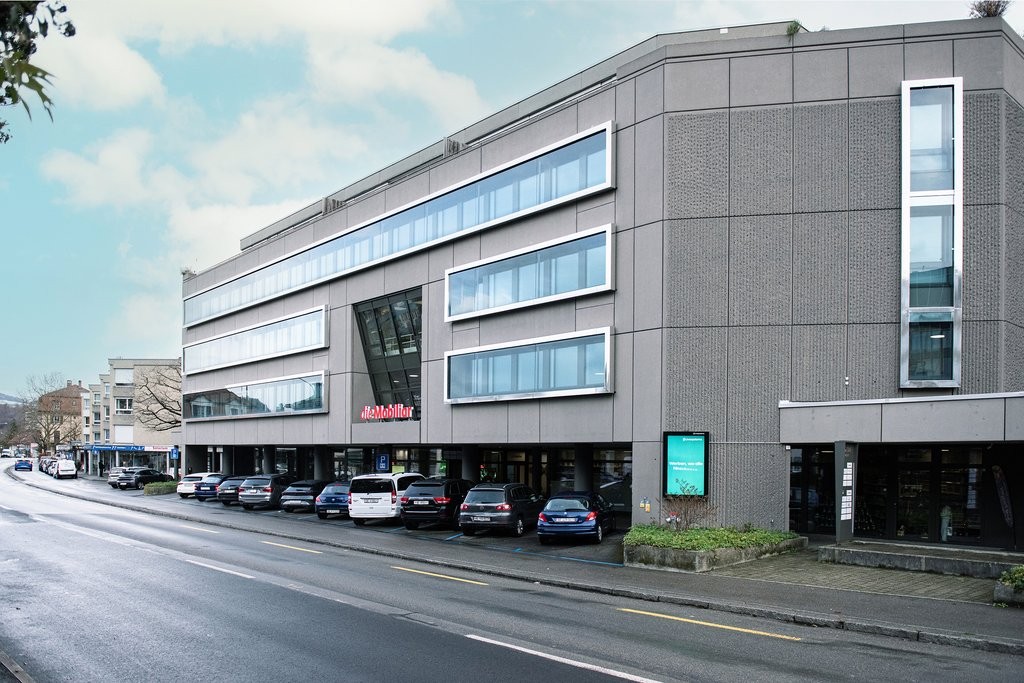 179m² shop