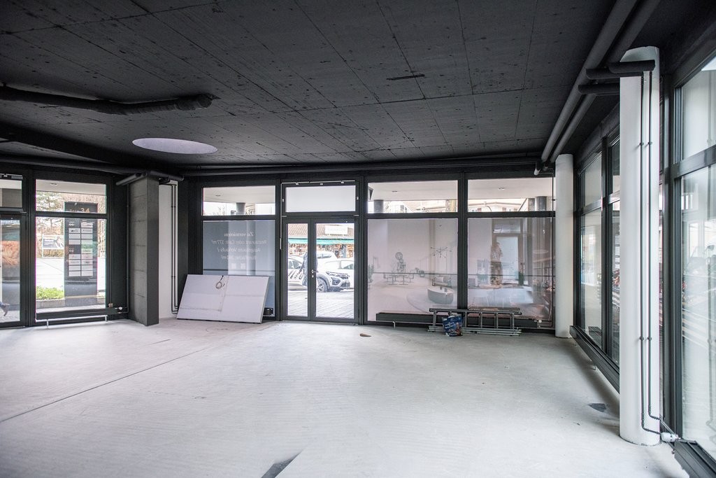 179m² shop