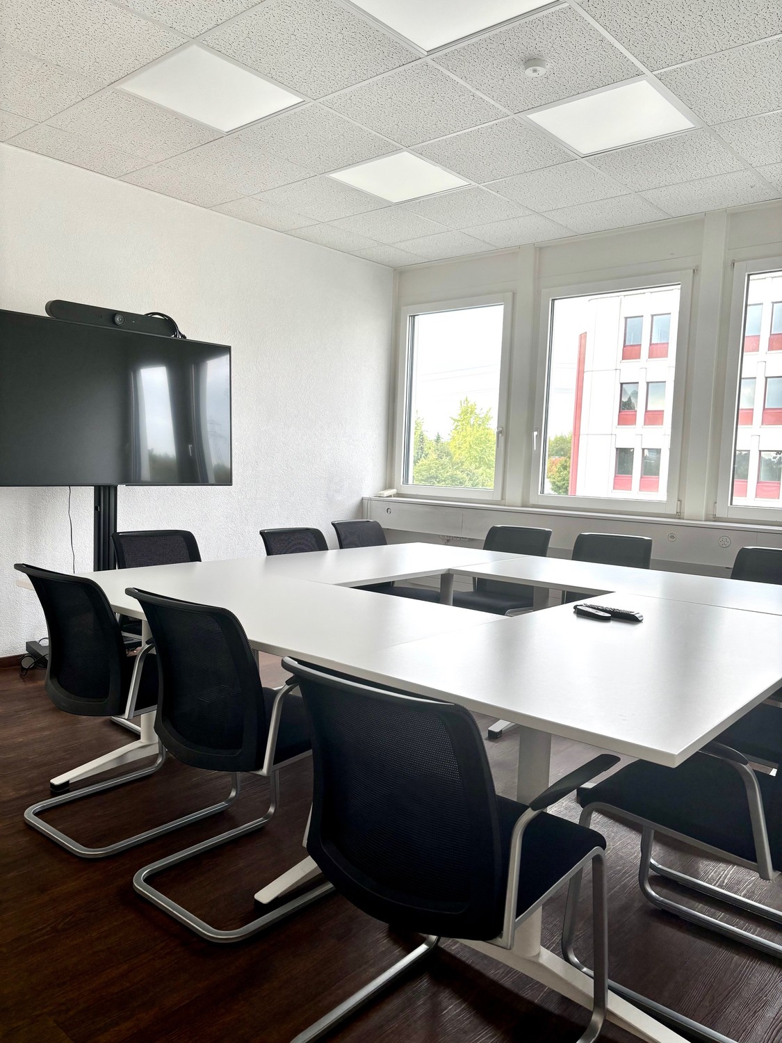 602m² office