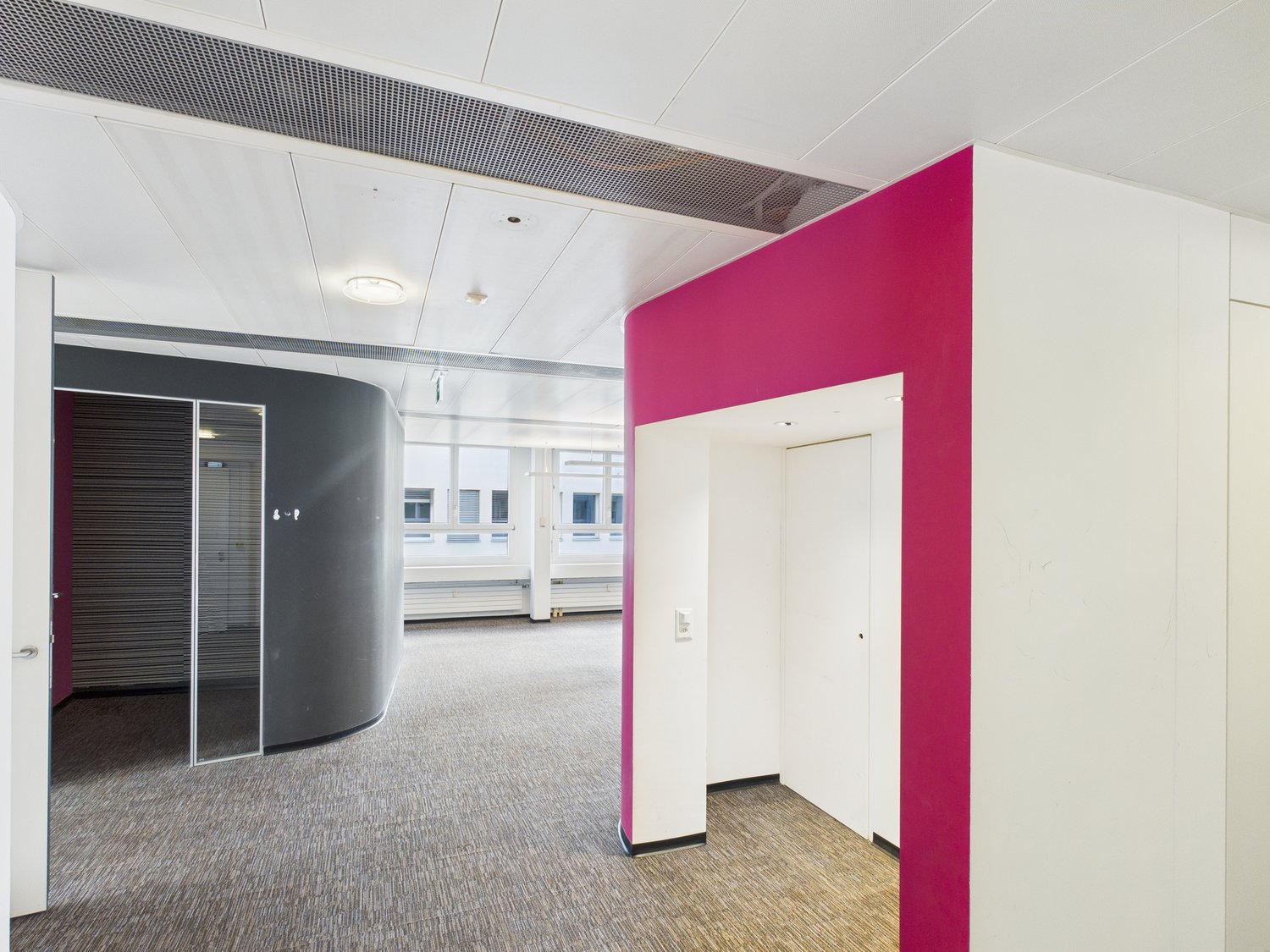 1066m² office