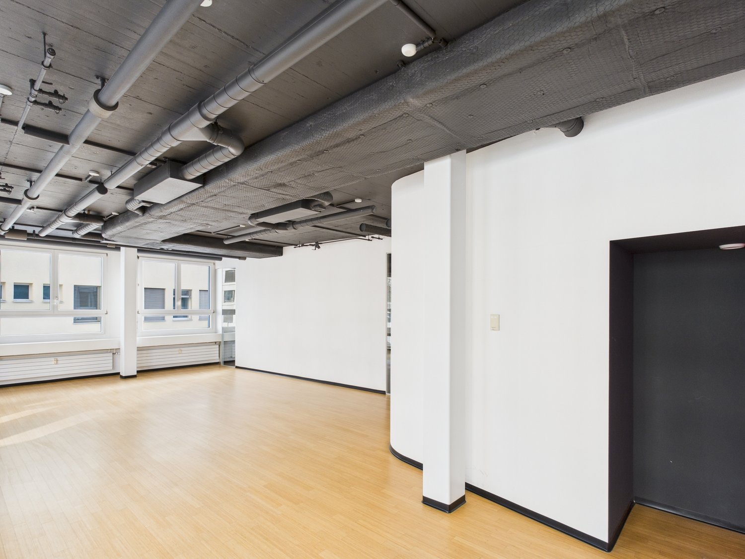 1066m² office