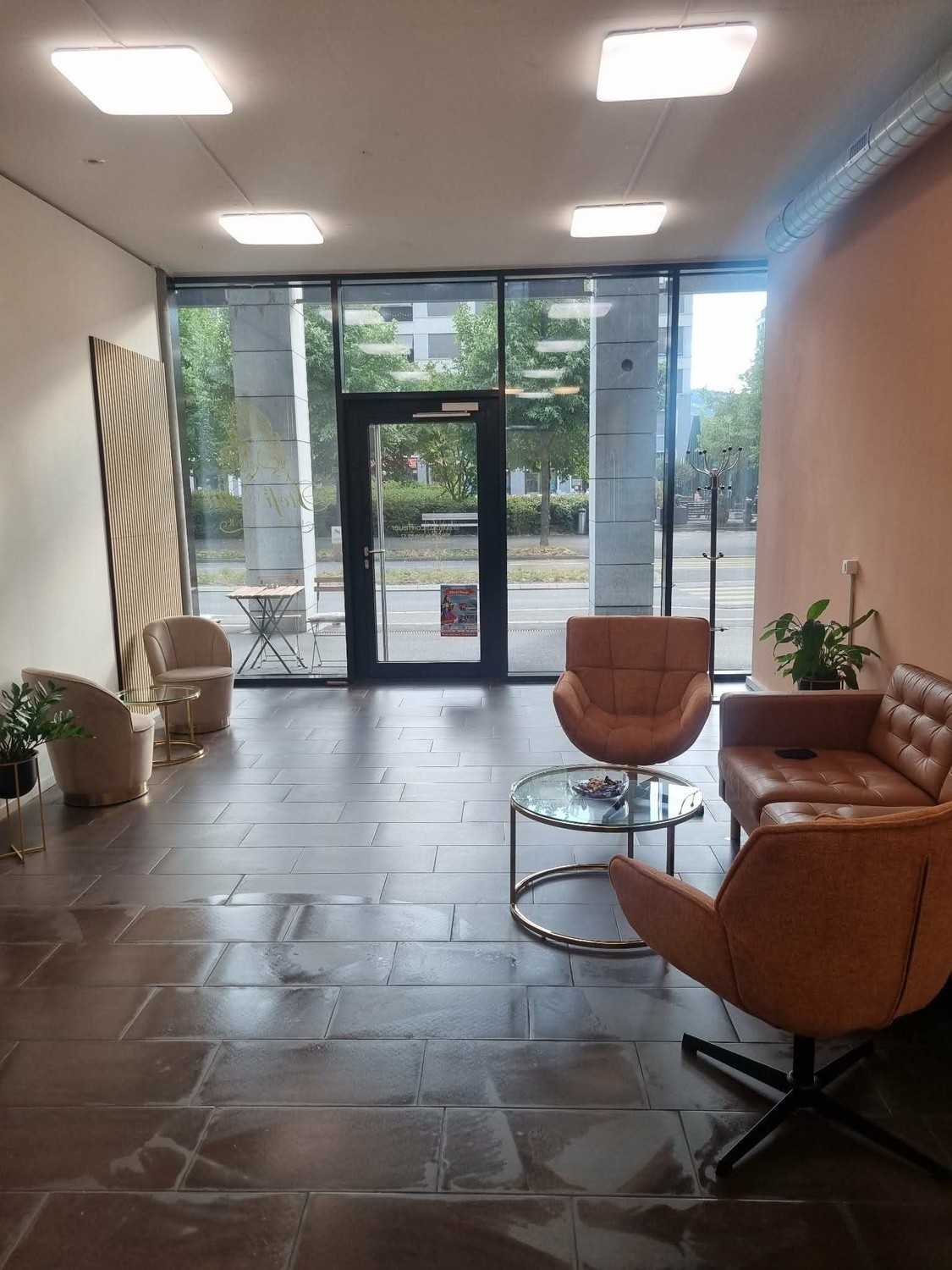 Commercial, Foto 1 von 3
