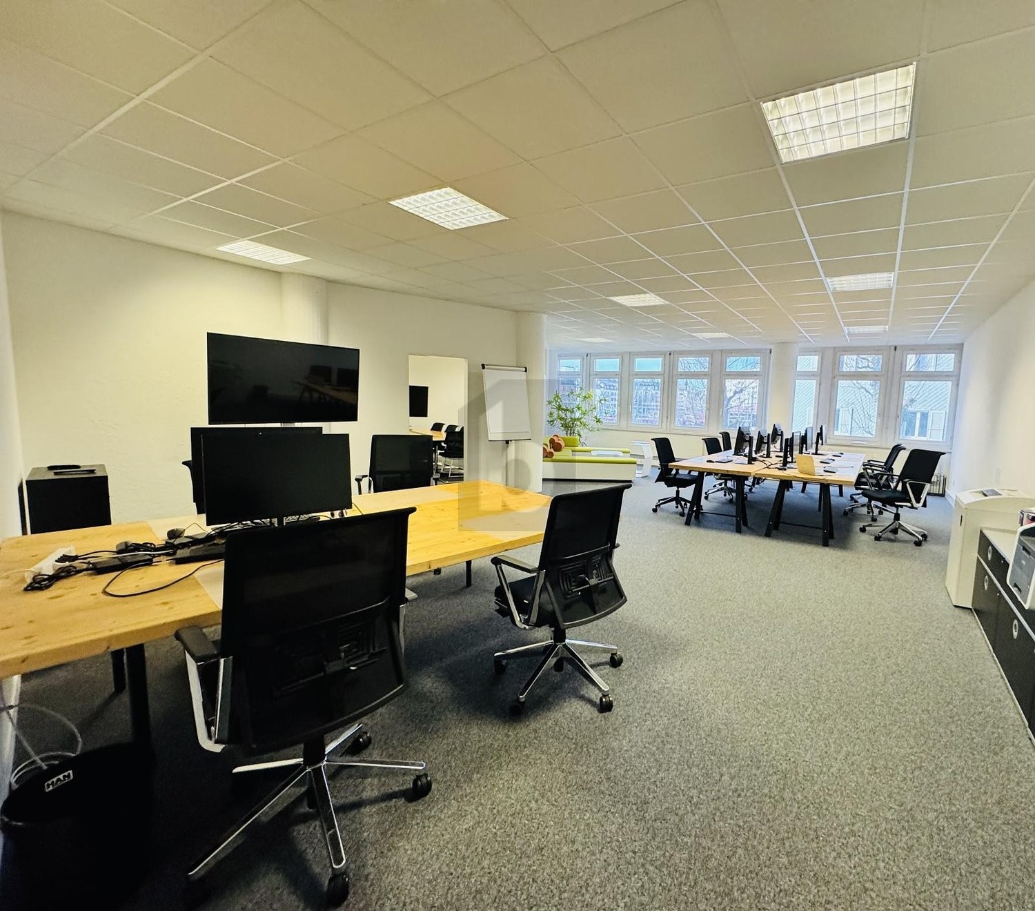 250m² office