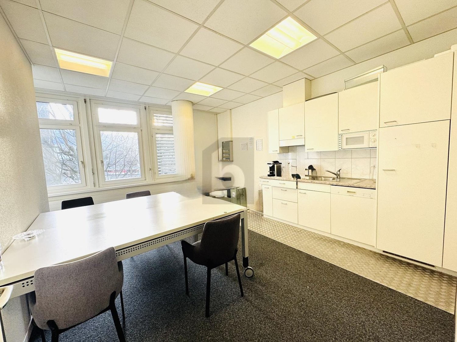 250m² office