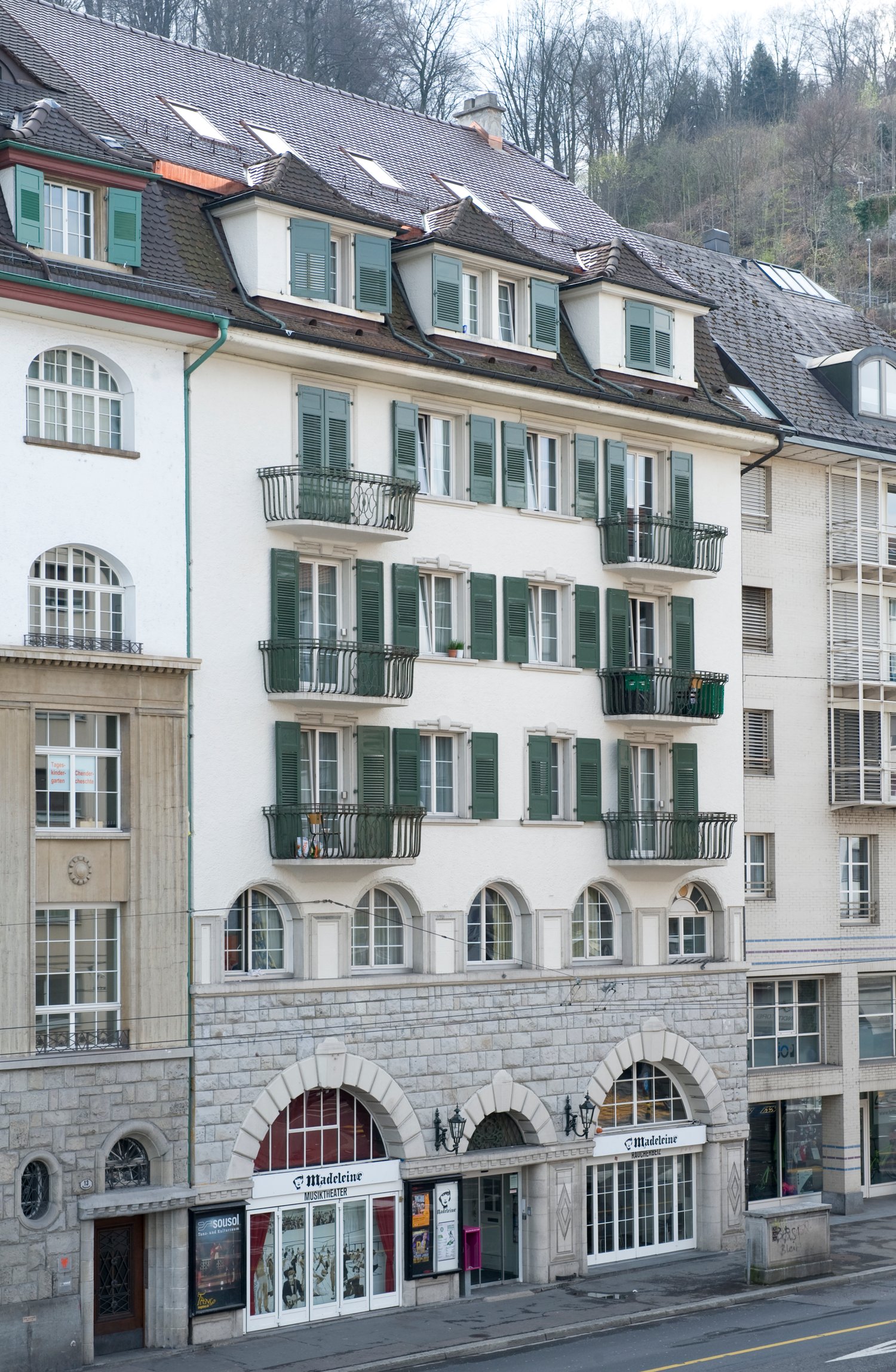 200m² living / commercial building