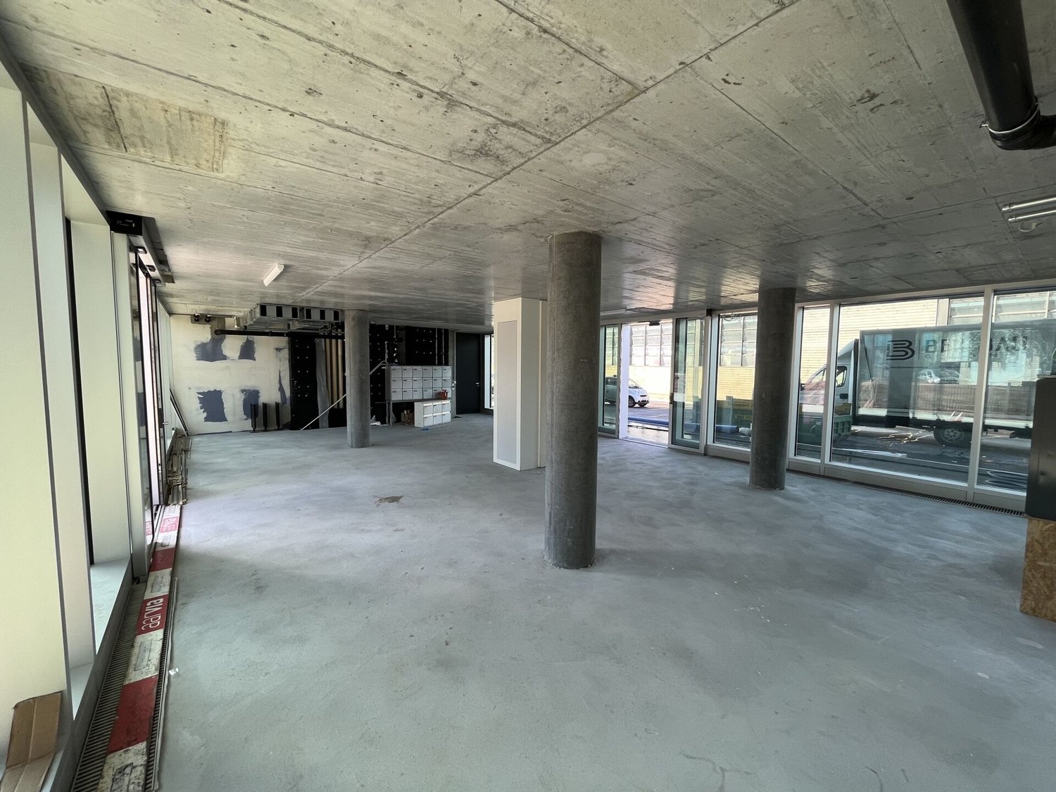 65m² shop