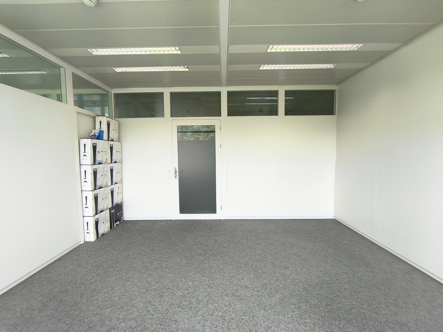 64m² office