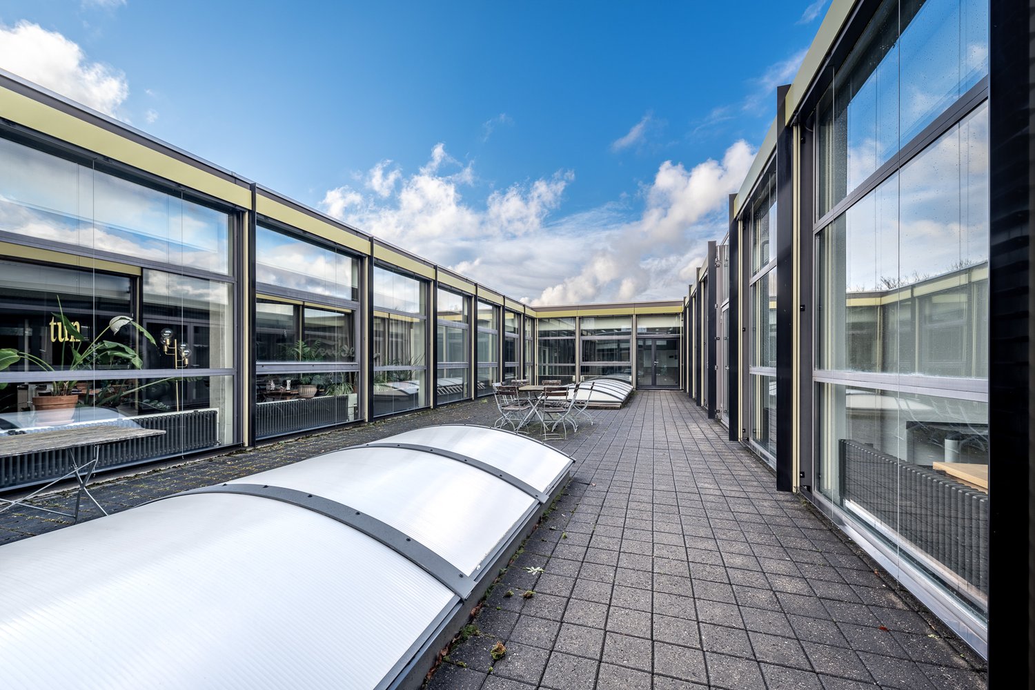 64m² office