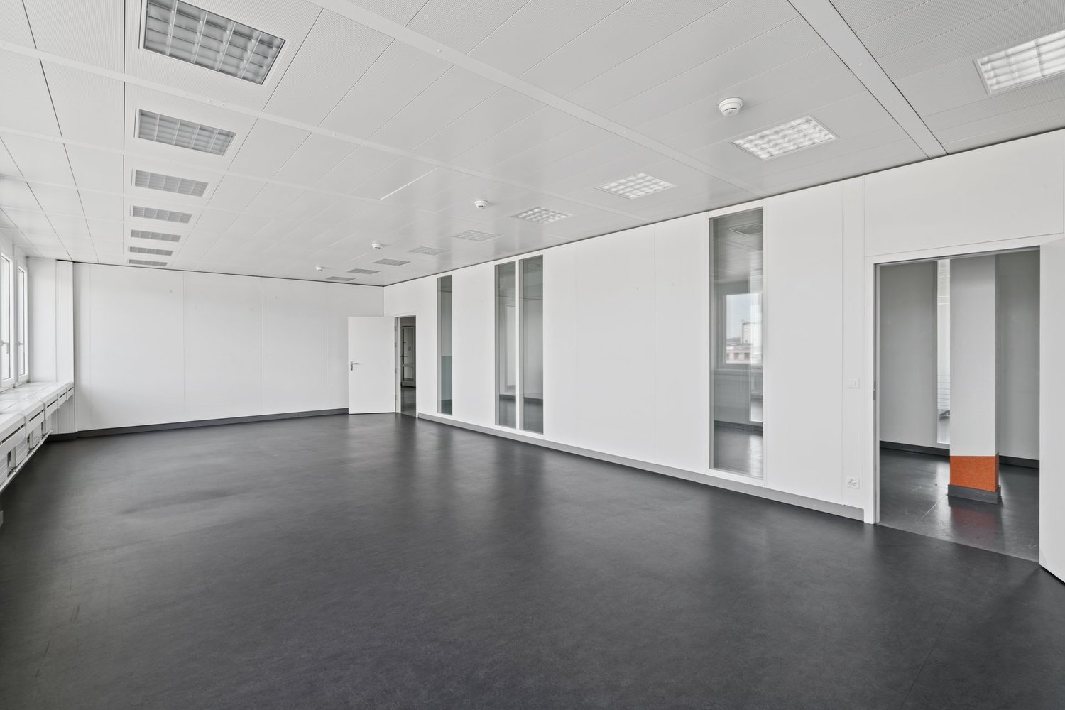950m² office