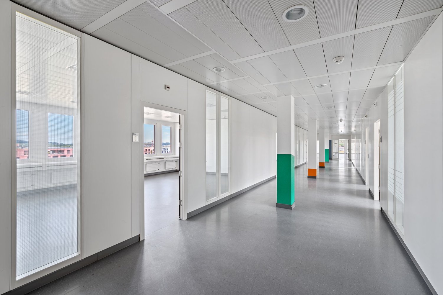 950m² office