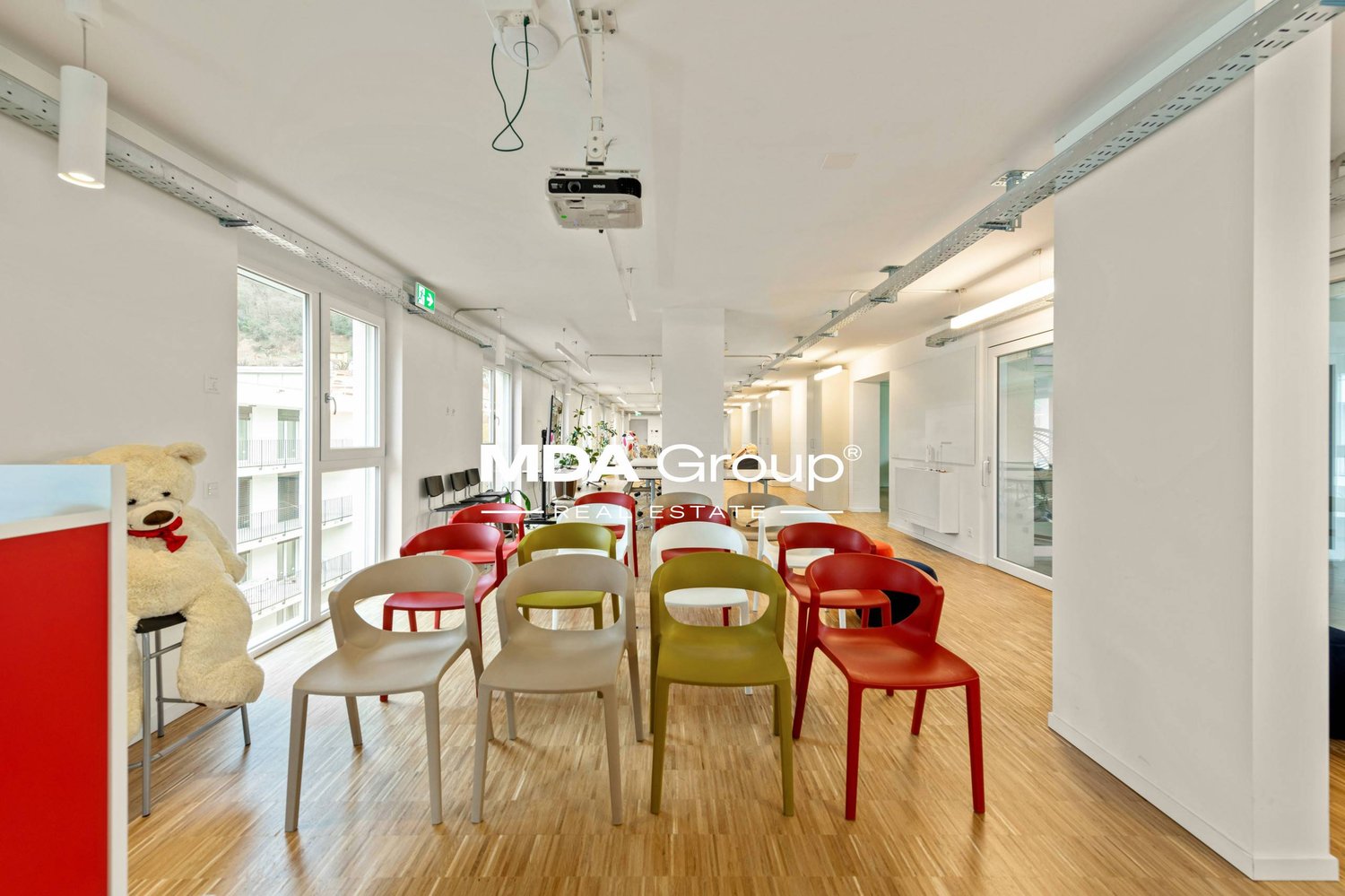 457m² Büro, Foto 3 von 10