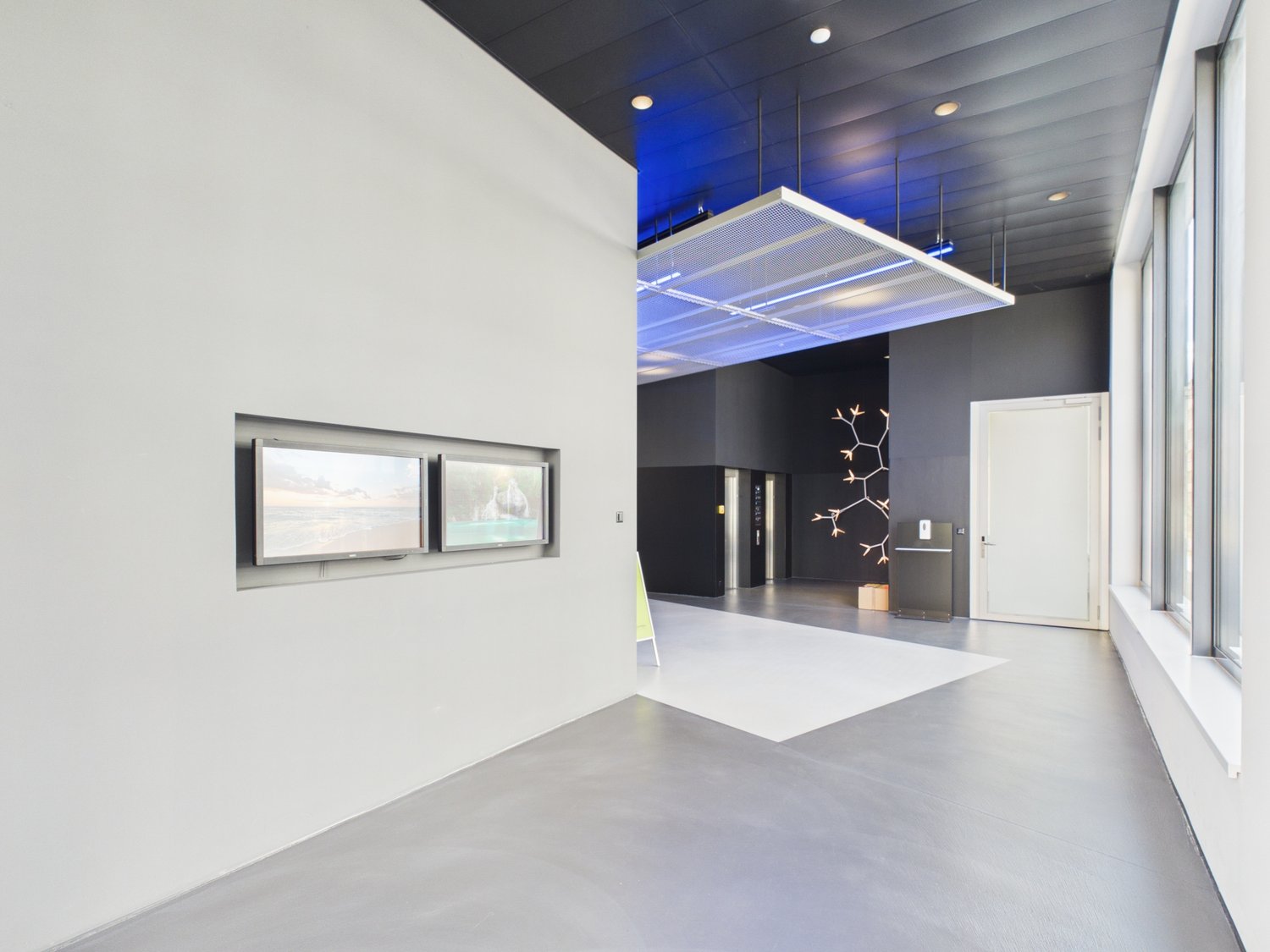 1190m² office
