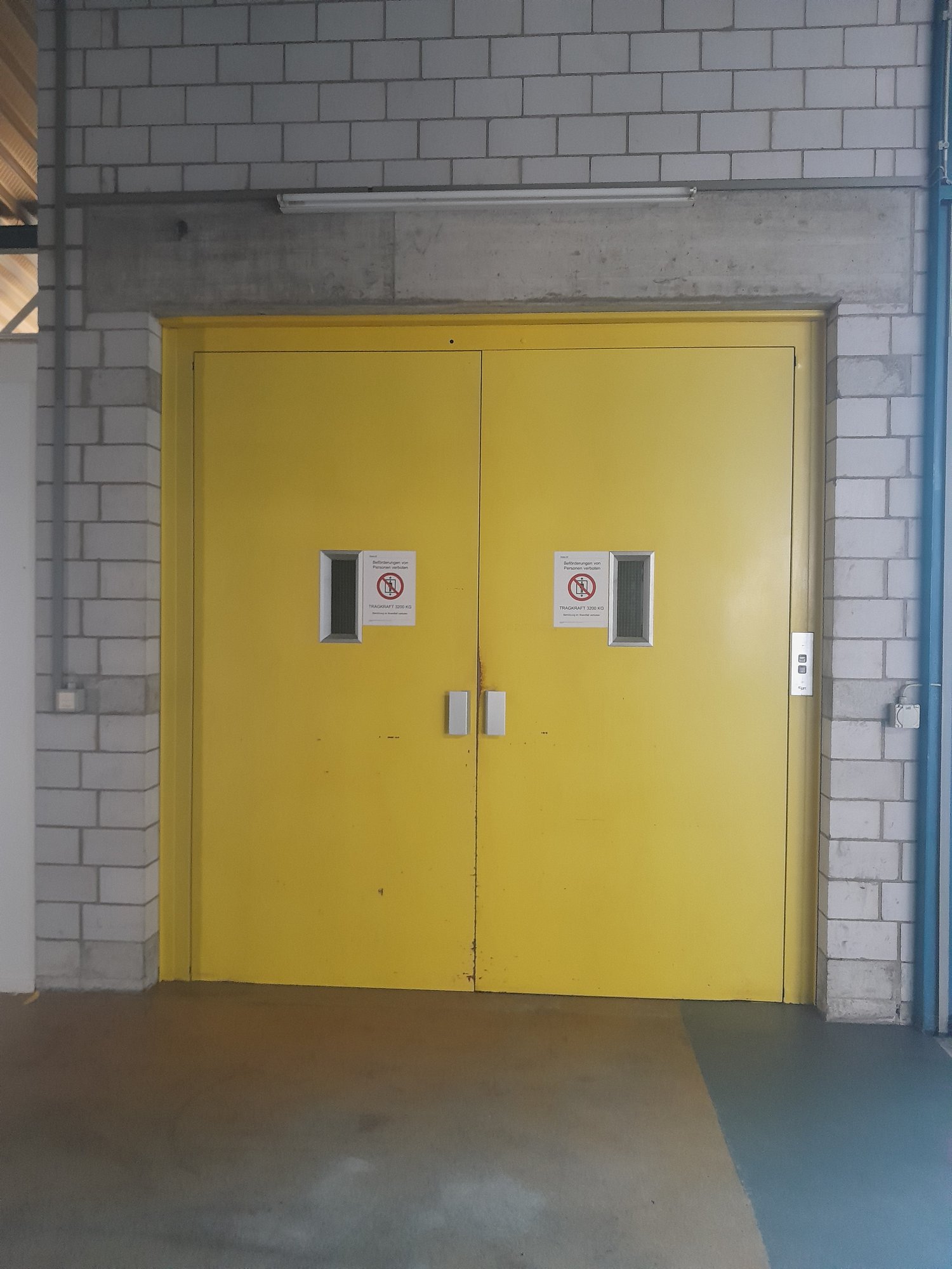 Locale di deposito di 708m²