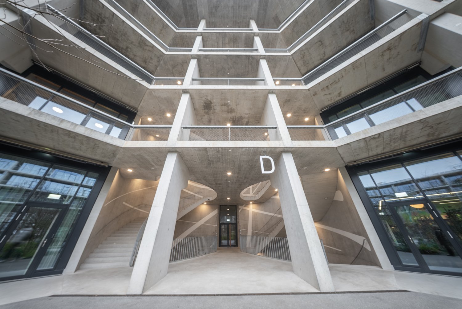2468m² commercial