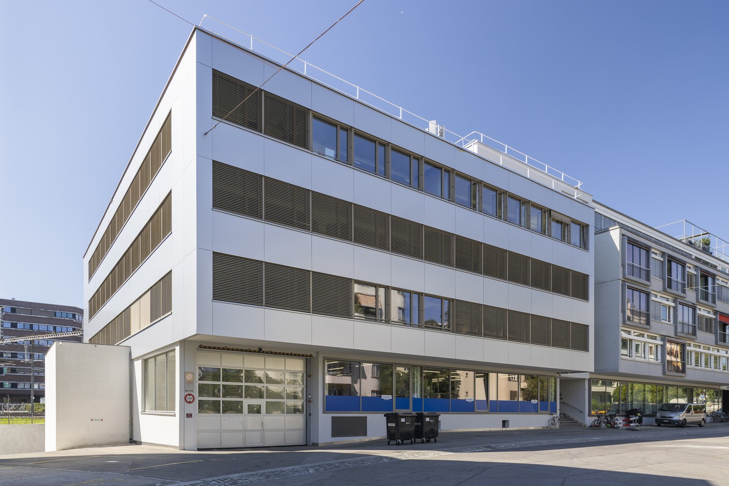 241m² office
