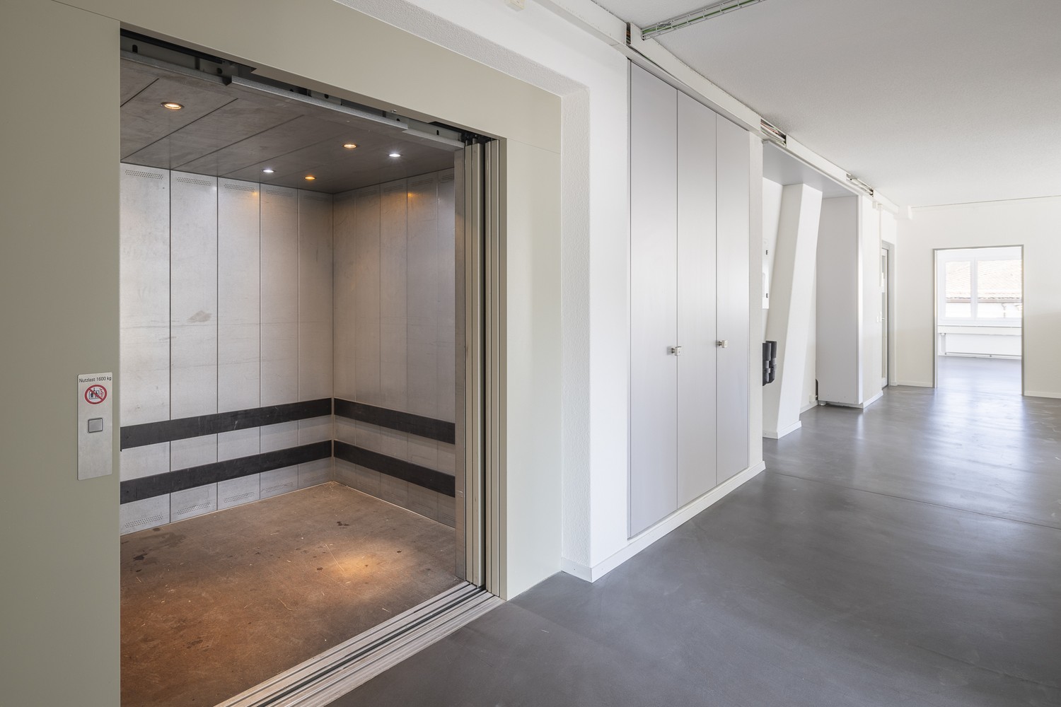 241m² office
