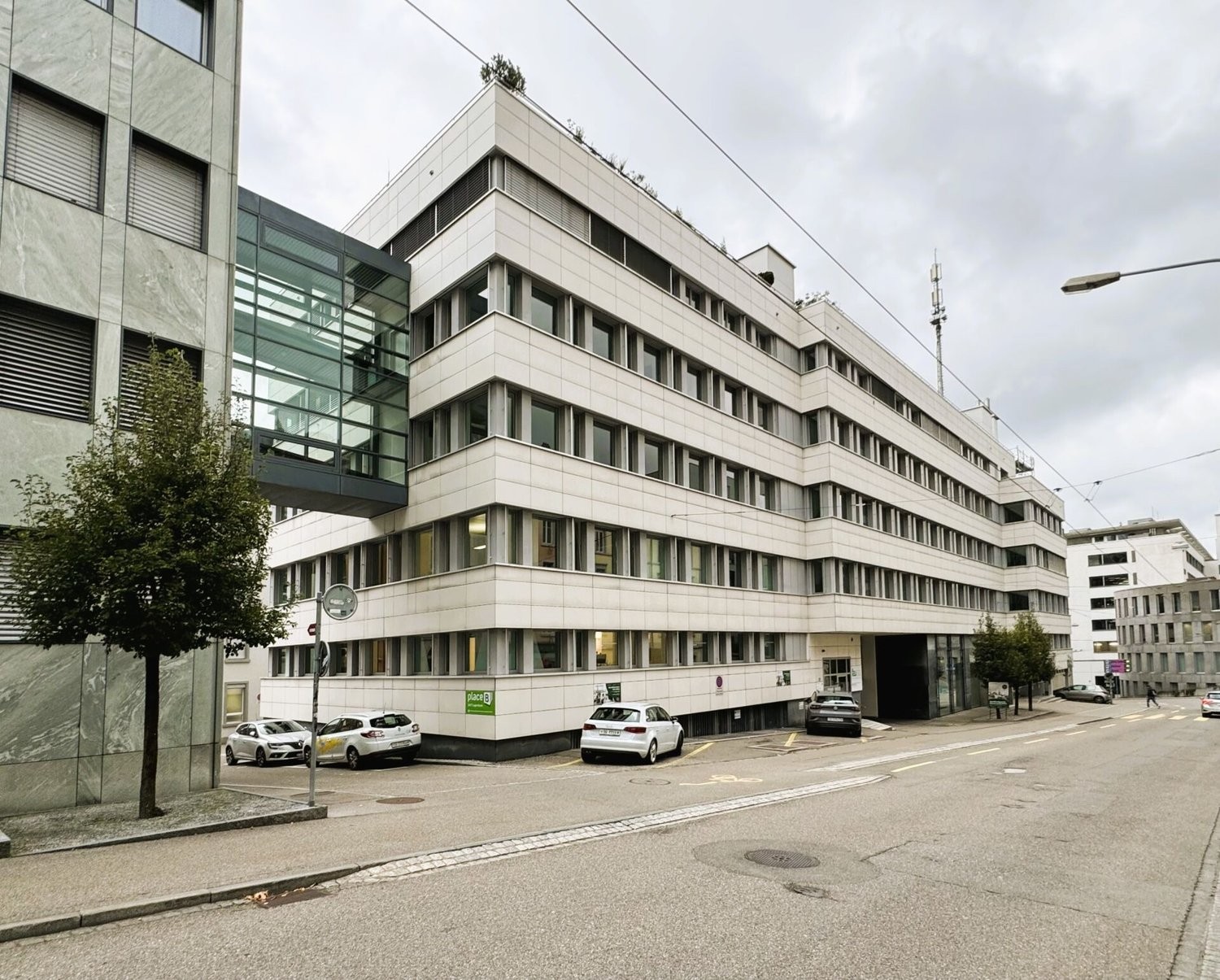 93m² office