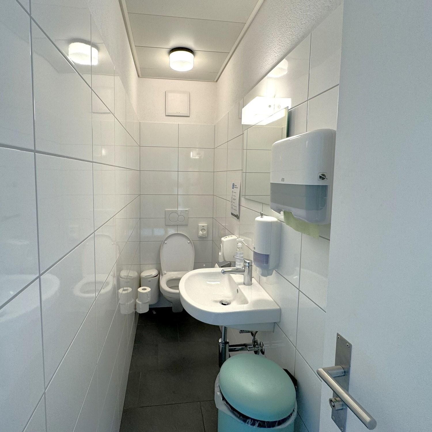 93m² office