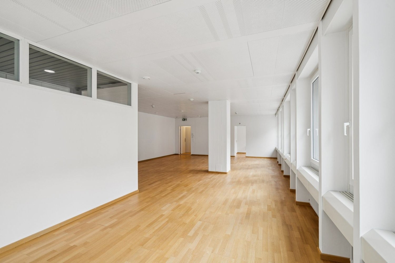 93m² office