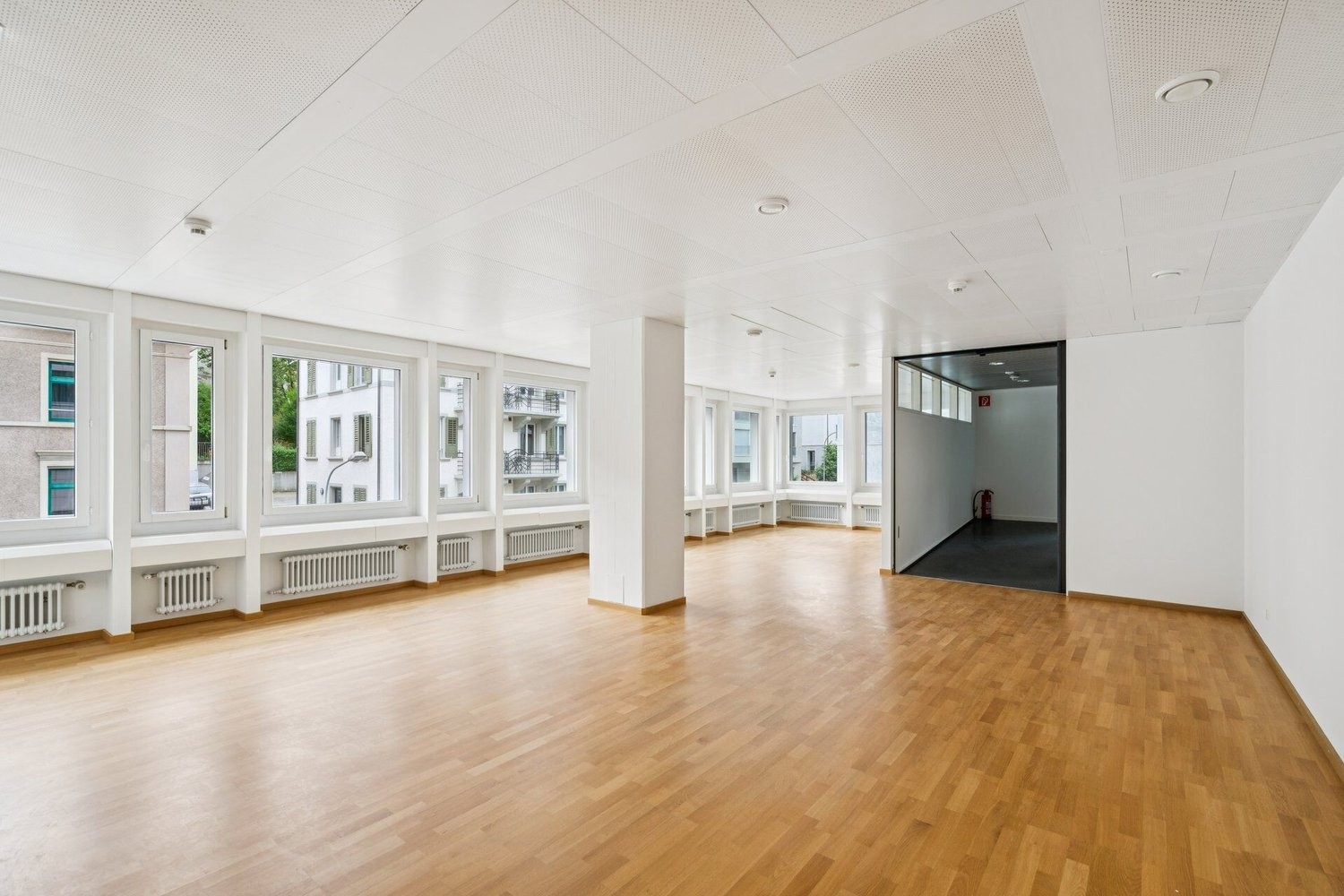 93m² office