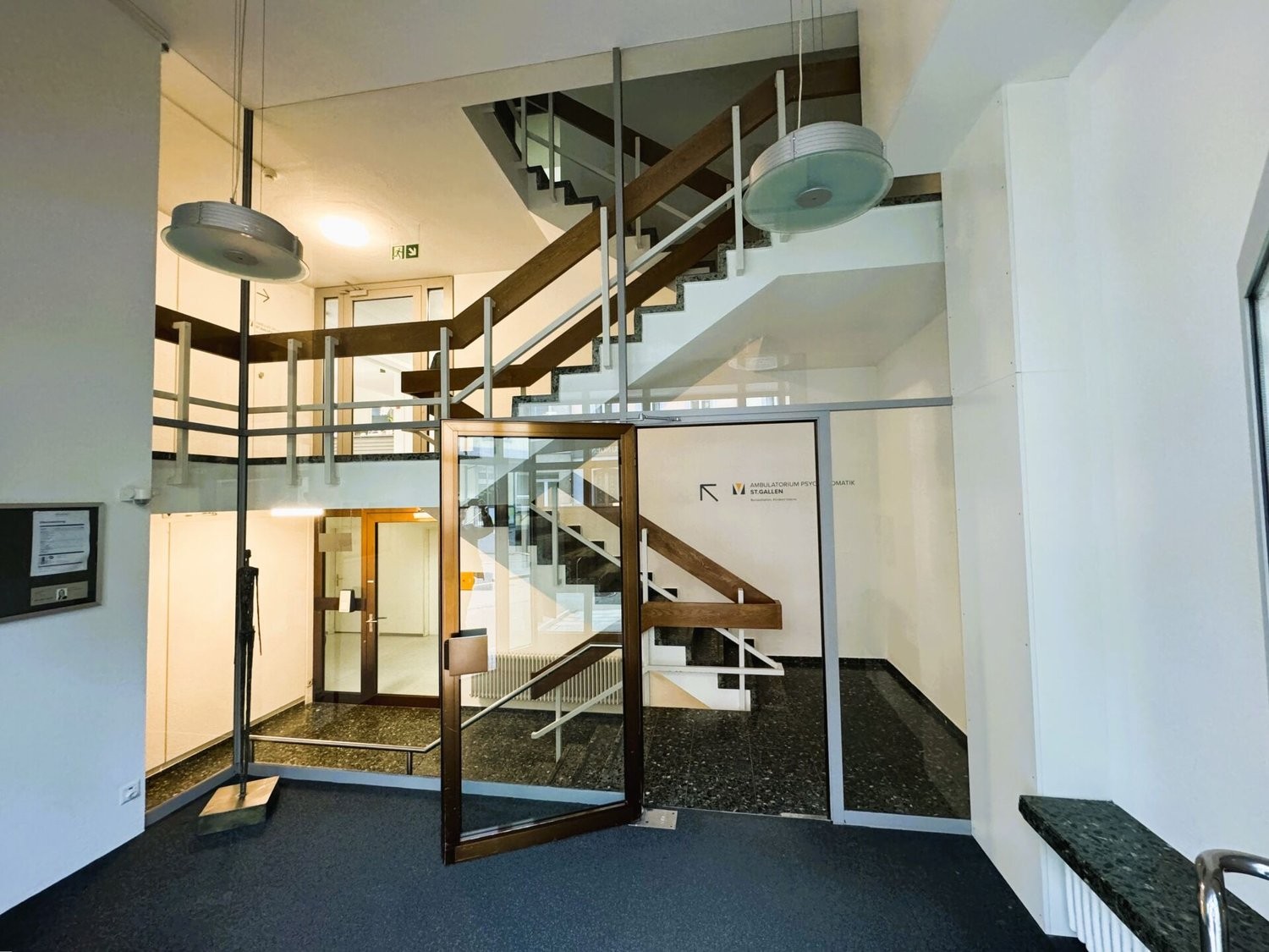 93m² office