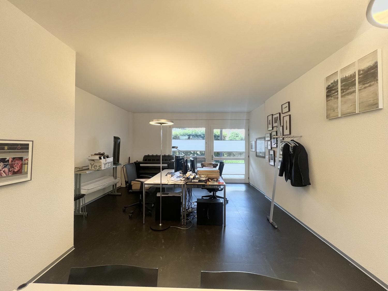 Büro

Dieses 55 m² grosse Büro befindet sich mitten im Stadtzentrum und geniesst eine ideale Lage, die eine hervorragende Sichtbarkeit sowie eine unmittelbare Nähe zum SBB-Bahnhof bietet, der in nur wenigen Schritten erreichbar ist.

Das Büro befindet sich im 2. Stock eines Verwaltungsgebäudes und i