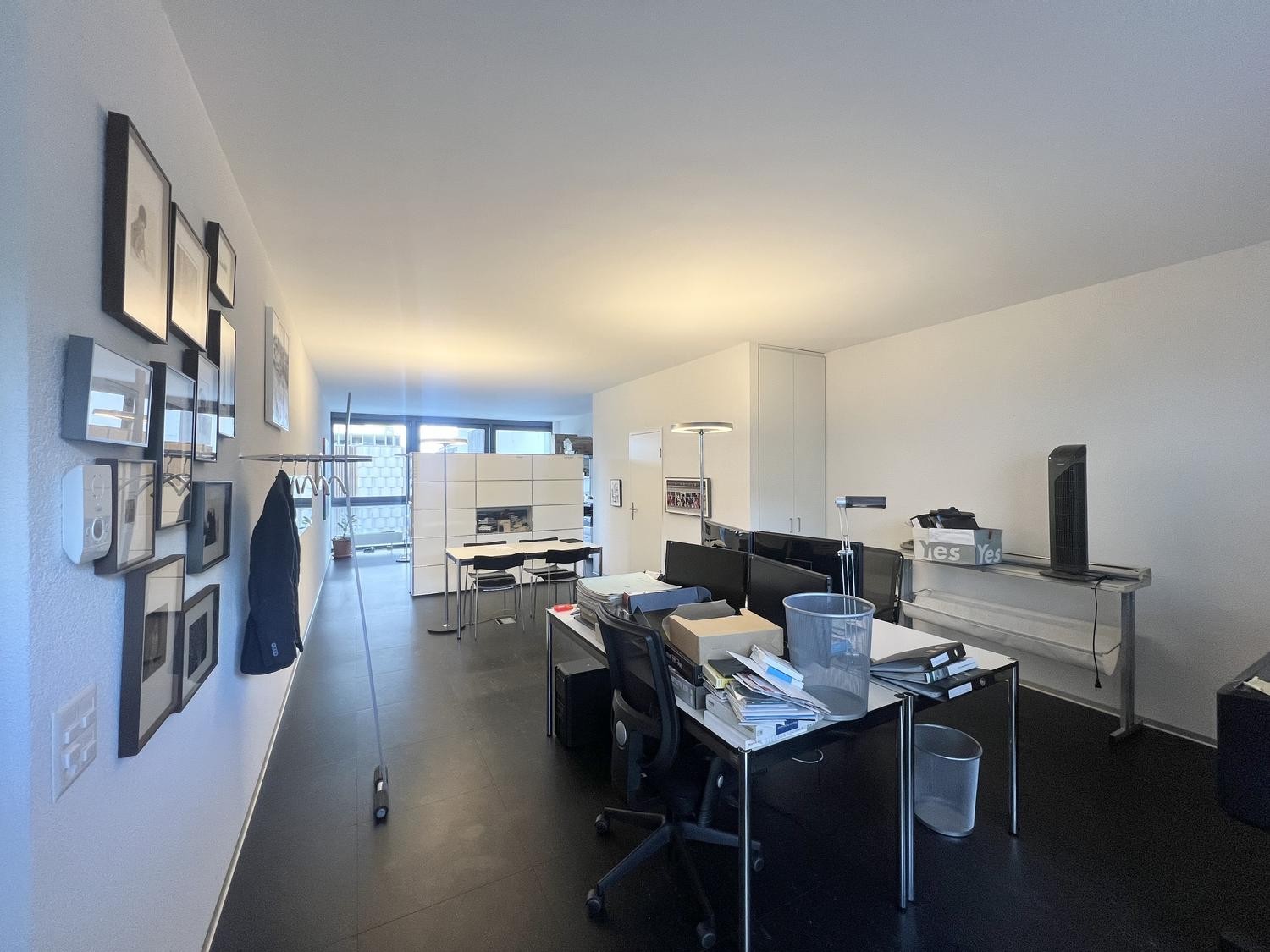 Büro

Dieses 55 m² grosse Büro befindet sich mitten im Stadtzentrum und geniesst eine ideale Lage, die eine hervorragende Sichtbarkeit sowie eine unmittelbare Nähe zum SBB-Bahnhof bietet, der in nur wenigen Schritten erreichbar ist.

Das Büro befindet sich im 2. Stock eines Verwaltungsgebäudes und i