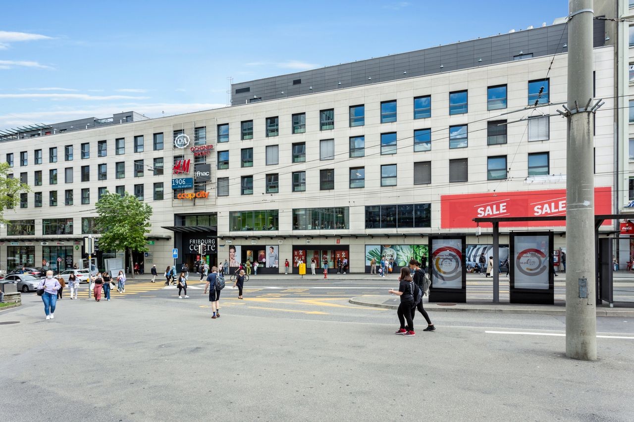 Büro

Dieses 55 m² grosse Büro befindet sich mitten im Stadtzentrum und geniesst eine ideale Lage, die eine hervorragende Sichtbarkeit sowie eine unmittelbare Nähe zum SBB-Bahnhof bietet, der in nur wenigen Schritten erreichbar ist.

Das Büro befindet sich im 2. Stock eines Verwaltungsgebäudes und i