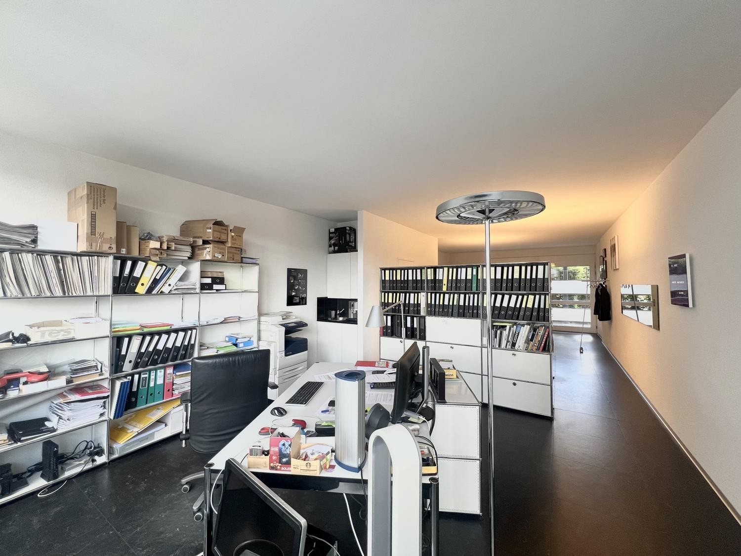 Büro

Dieses 55 m² grosse Büro befindet sich mitten im Stadtzentrum und geniesst eine ideale Lage, die eine hervorragende Sichtbarkeit sowie eine unmittelbare Nähe zum SBB-Bahnhof bietet, der in nur wenigen Schritten erreichbar ist.

Das Büro befindet sich im 2. Stock eines Verwaltungsgebäudes und i
