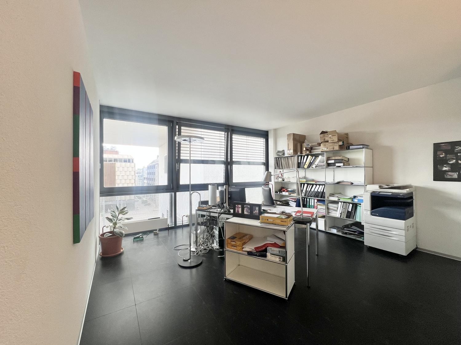 Büro

Dieses 55 m² grosse Büro befindet sich mitten im Stadtzentrum und geniesst eine ideale Lage, die eine hervorragende Sichtbarkeit sowie eine unmittelbare Nähe zum SBB-Bahnhof bietet, der in nur wenigen Schritten erreichbar ist.

Das Büro befindet sich im 2. Stock eines Verwaltungsgebäudes und i