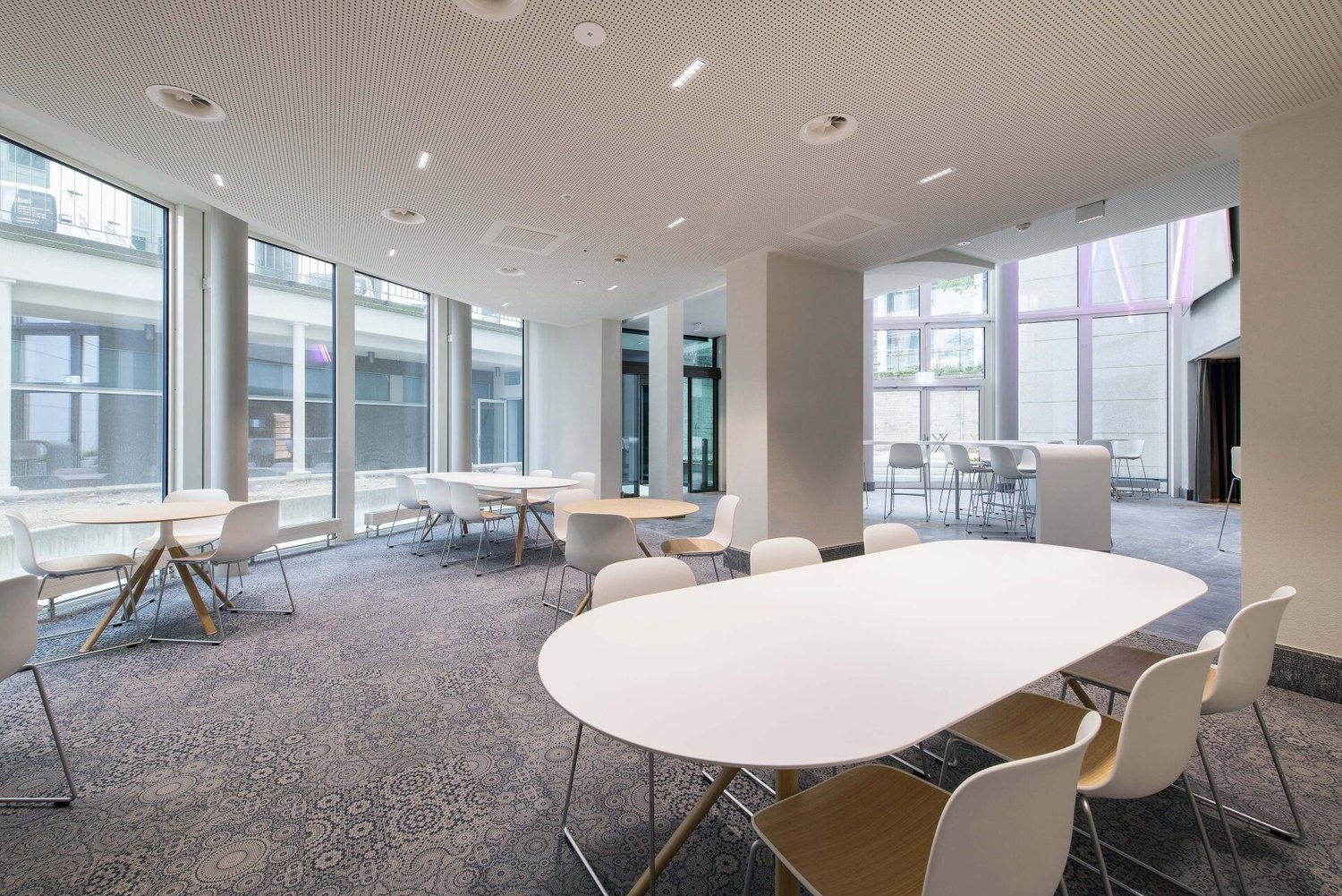 610m² office