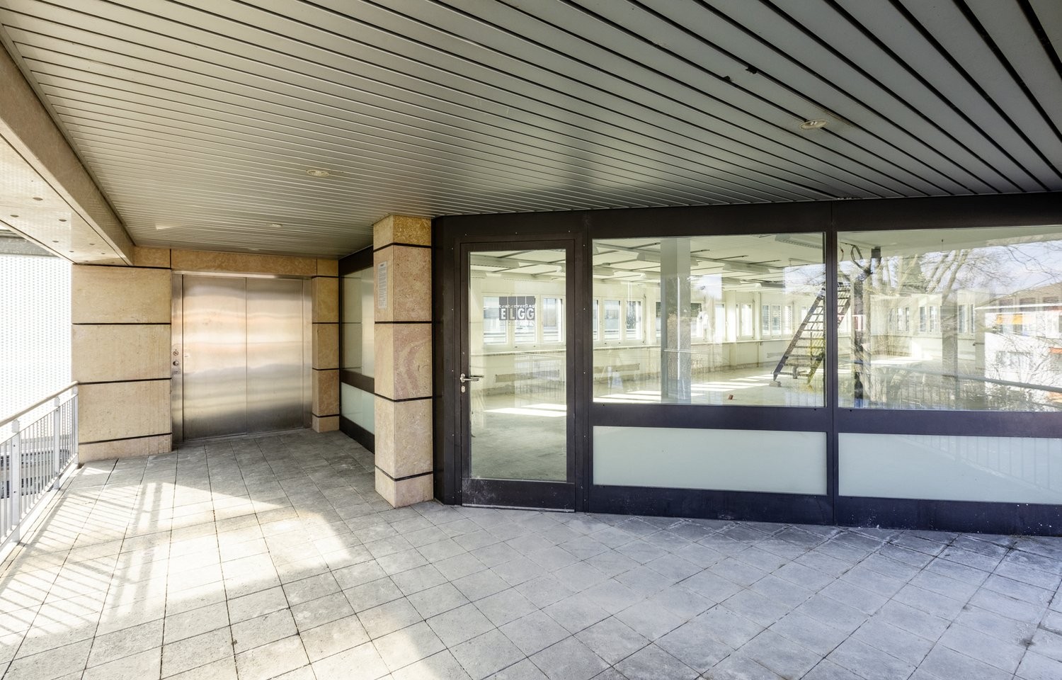 375m² office