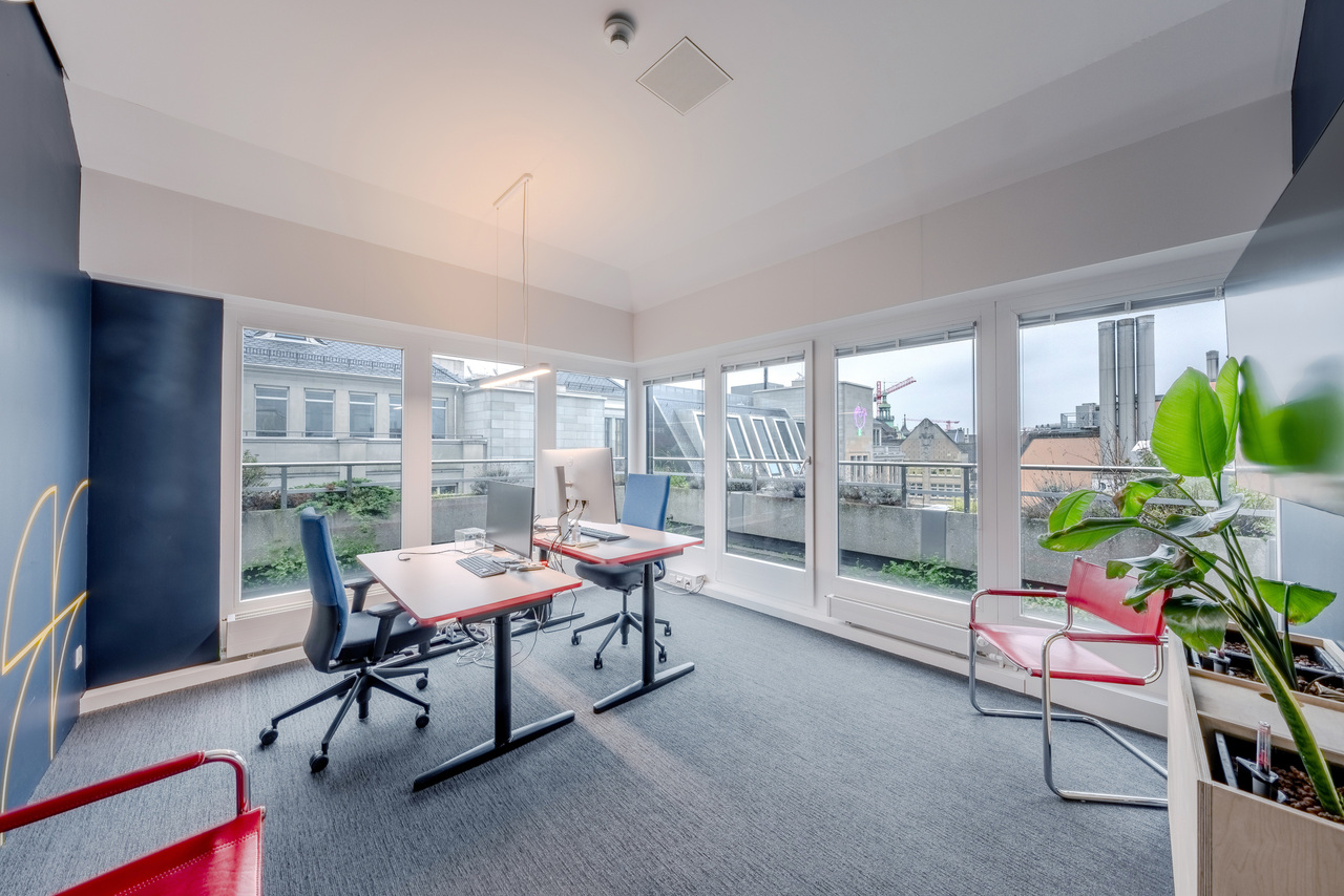 528m² office