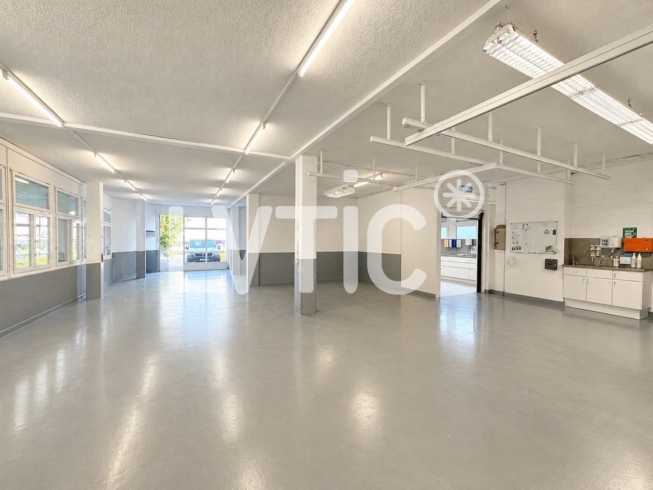 700m² workshop