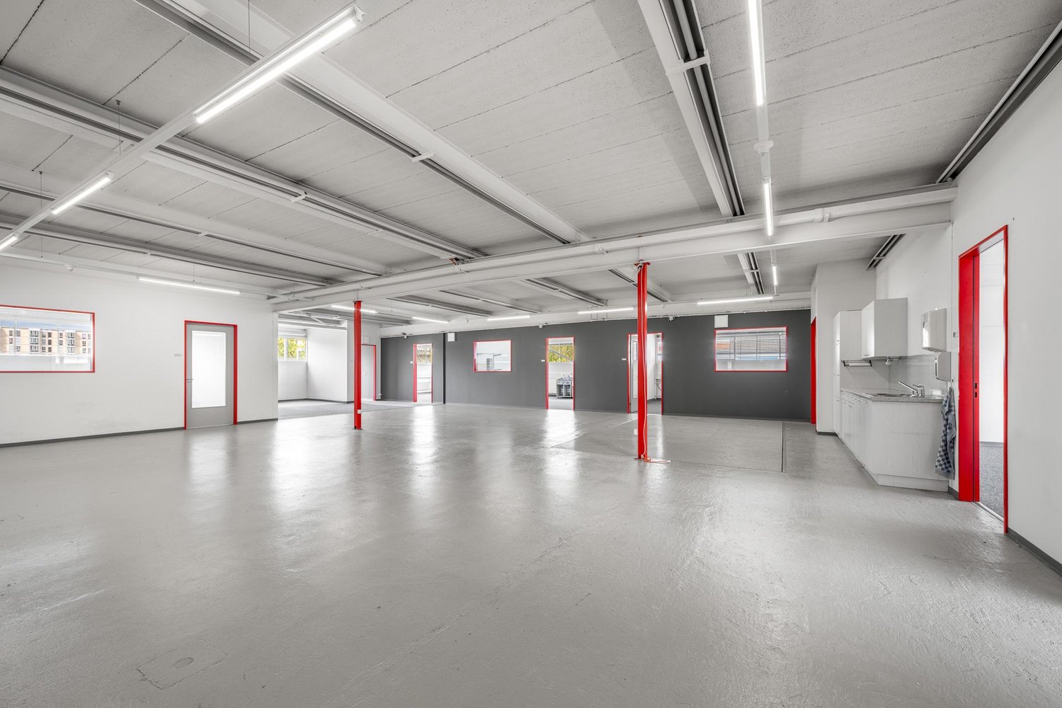 572m² office