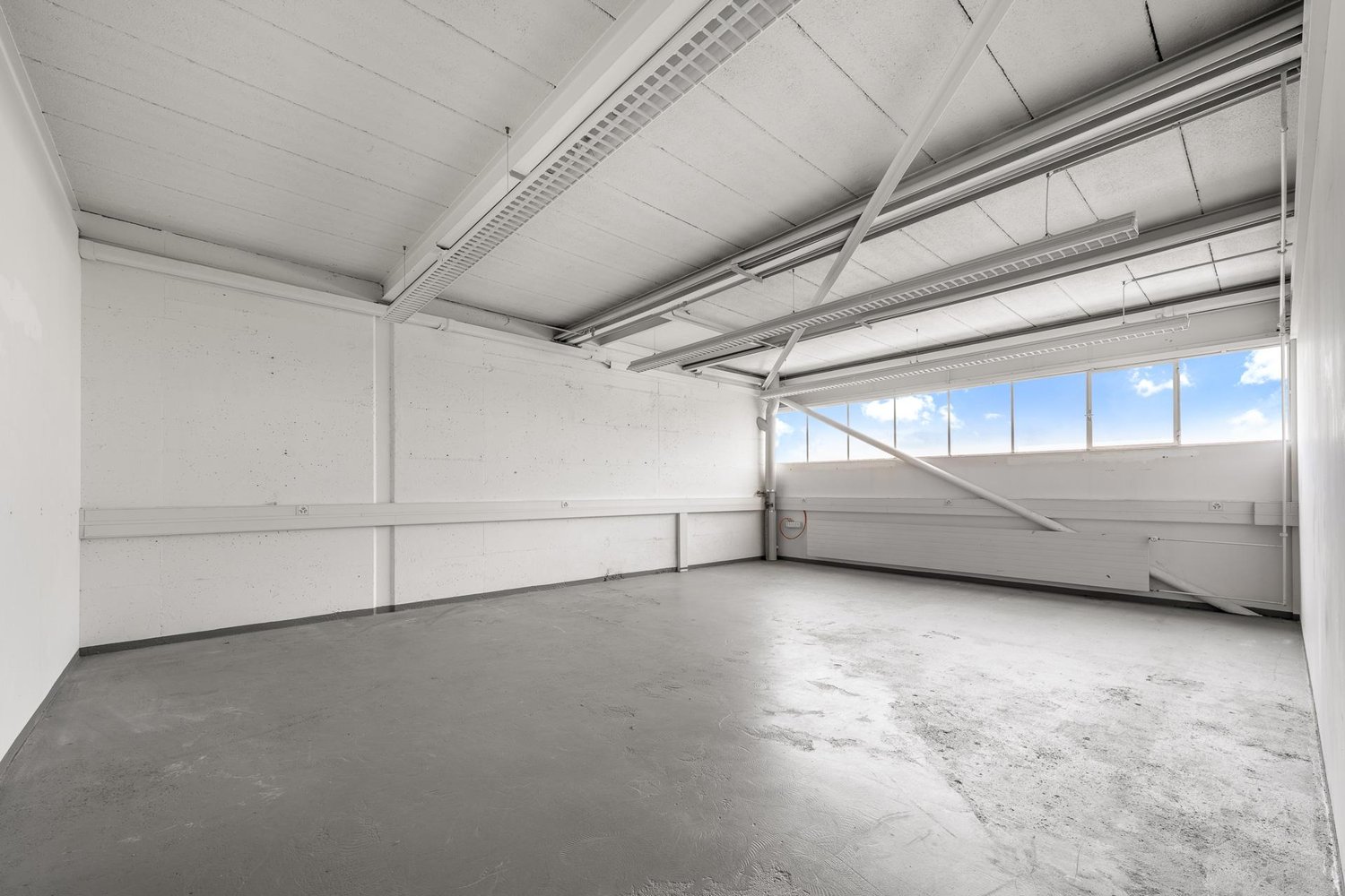 572m² office