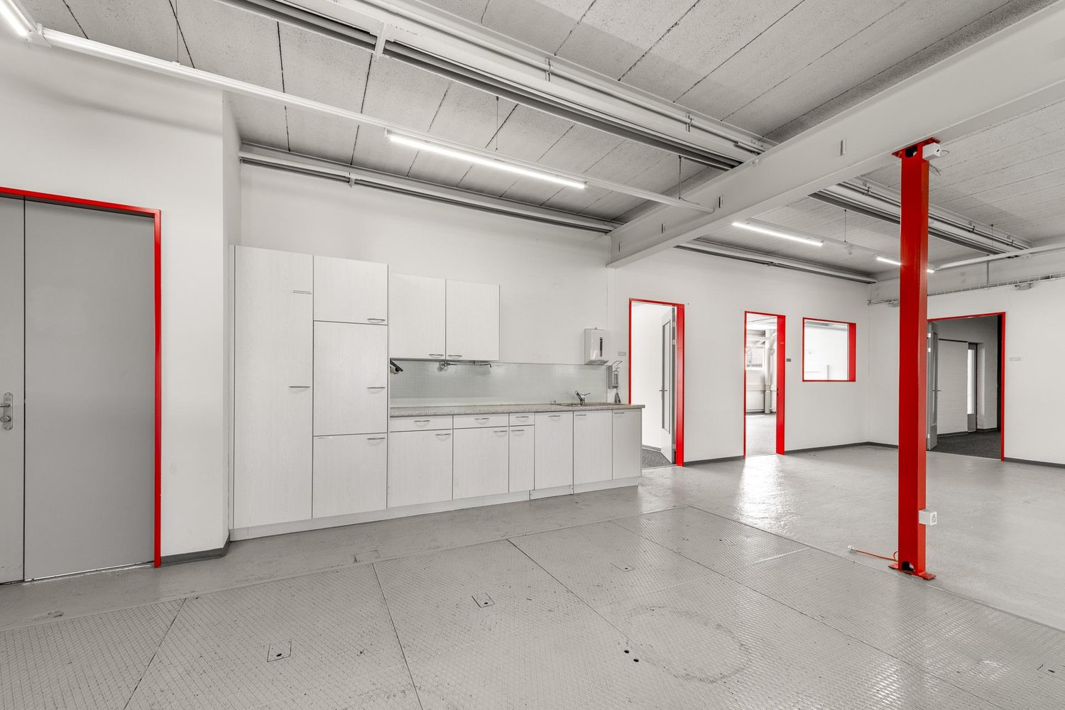 572m² office