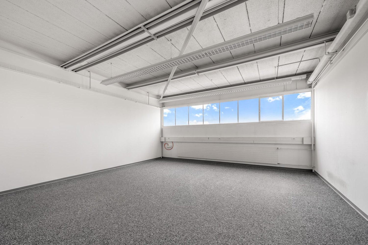 572m² office