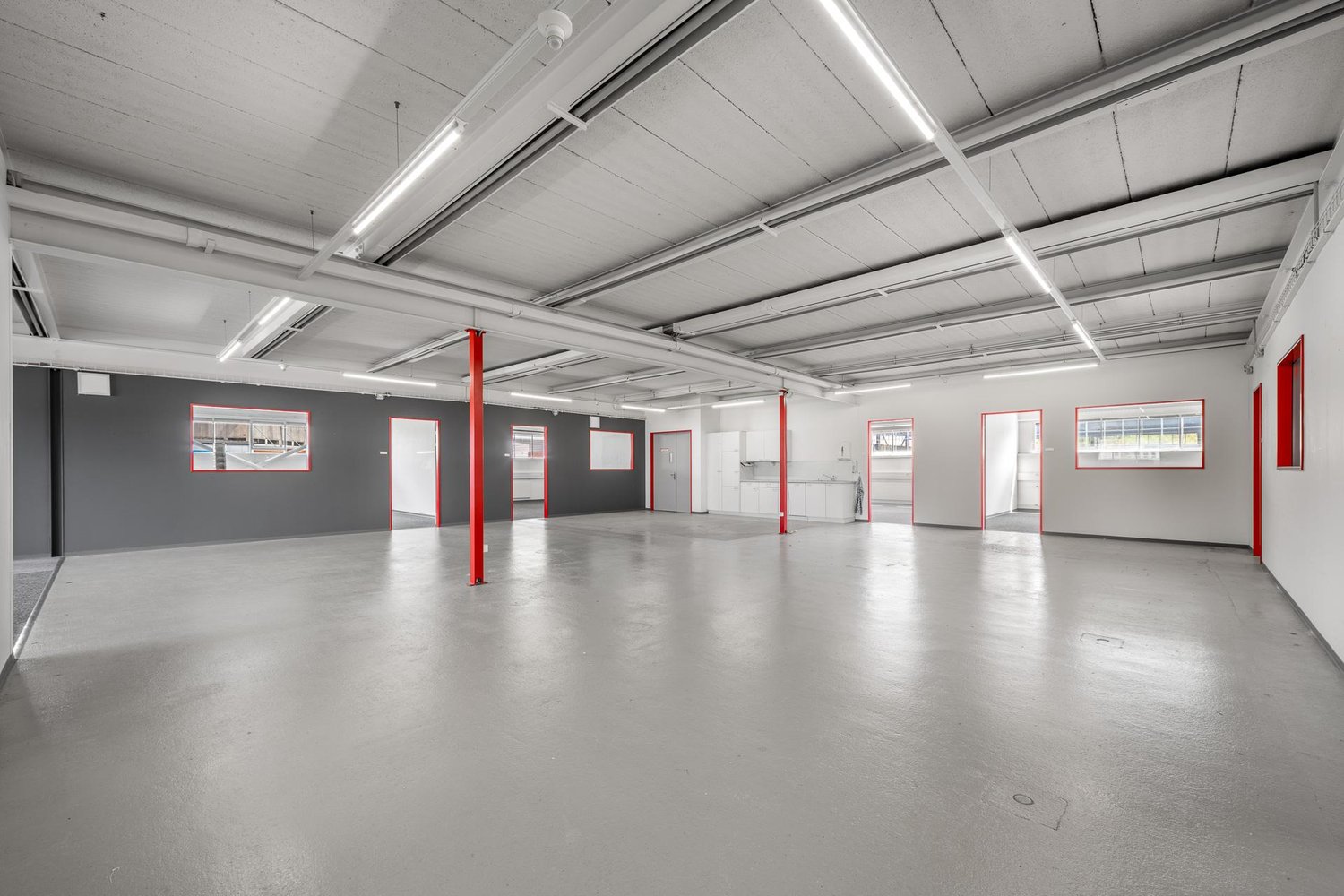 572m² office