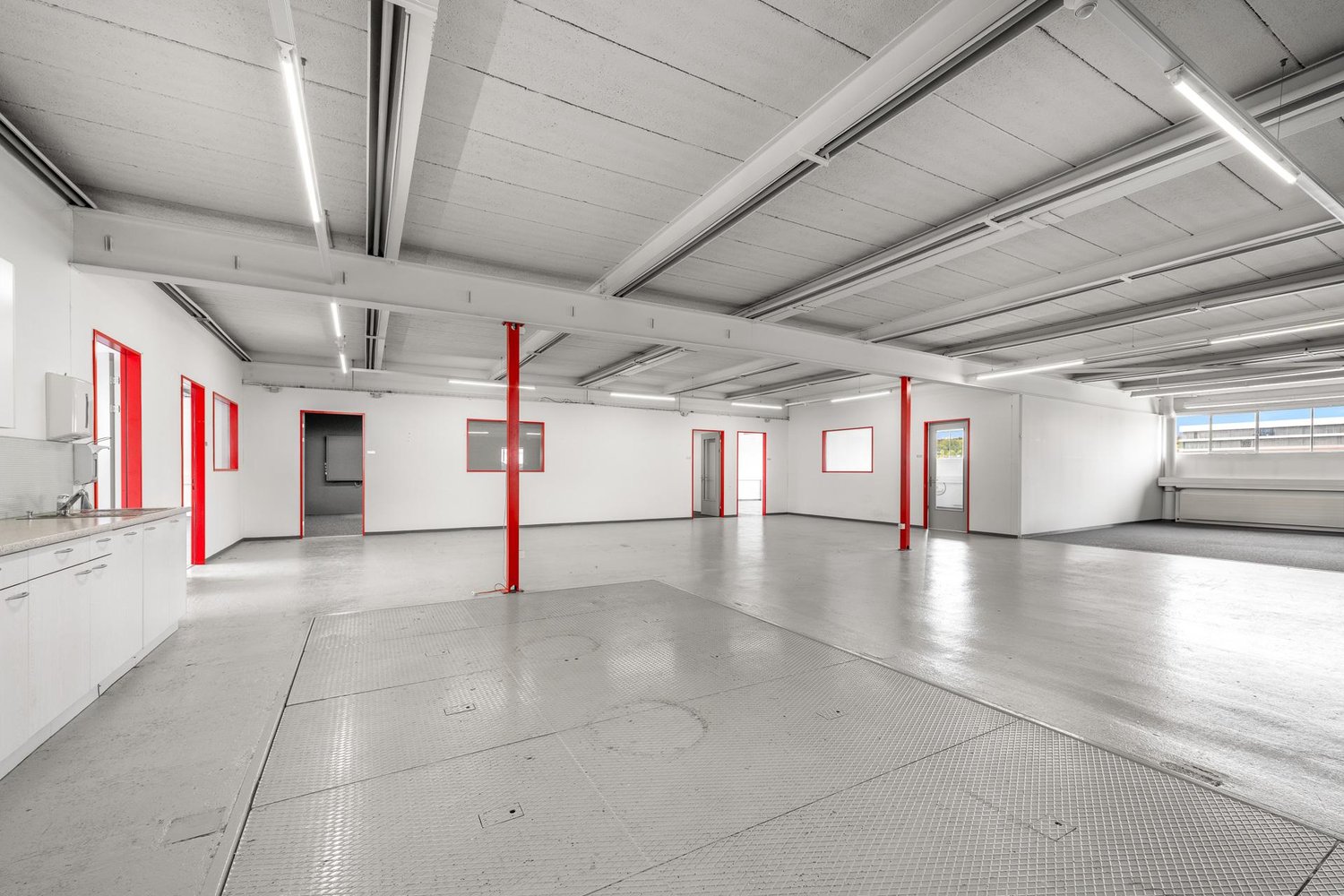 572m² office
