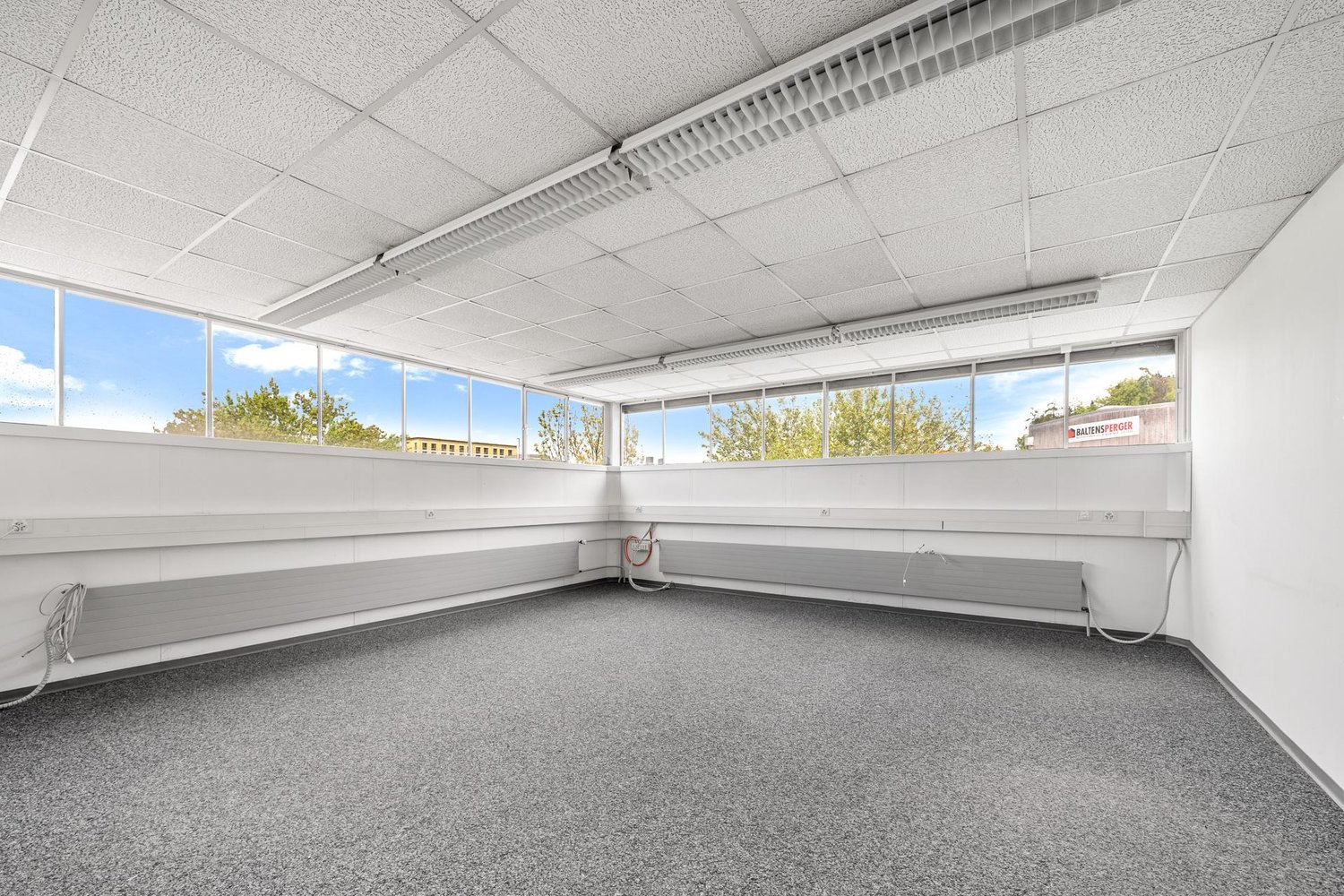 572m² office