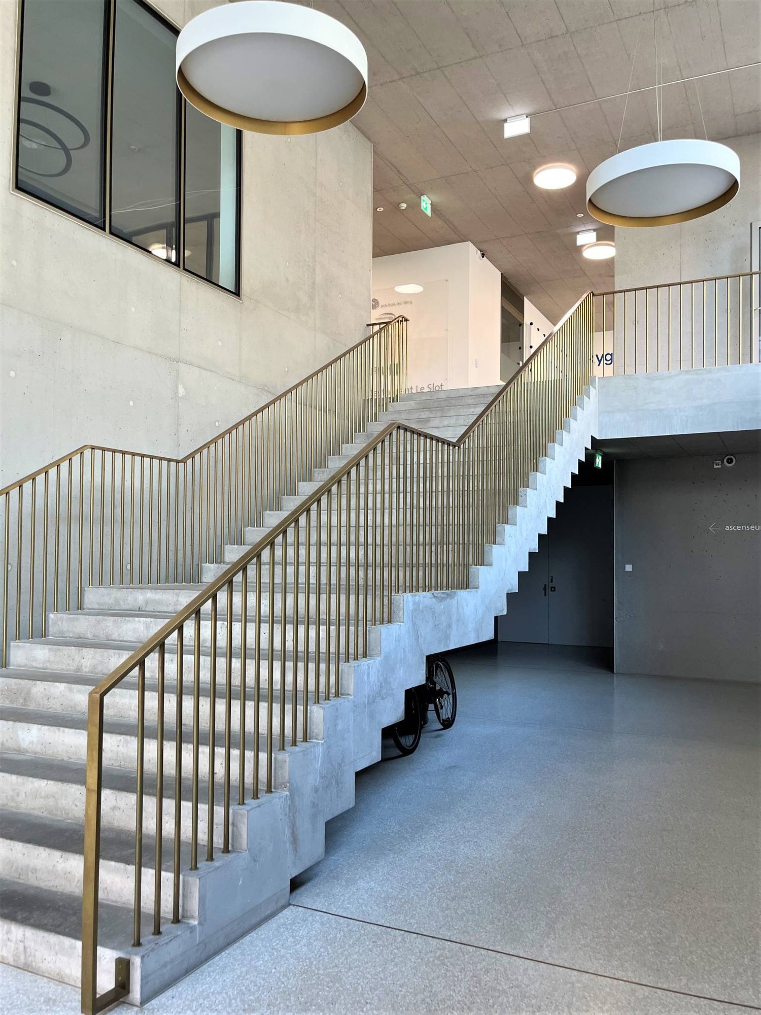 610m² office